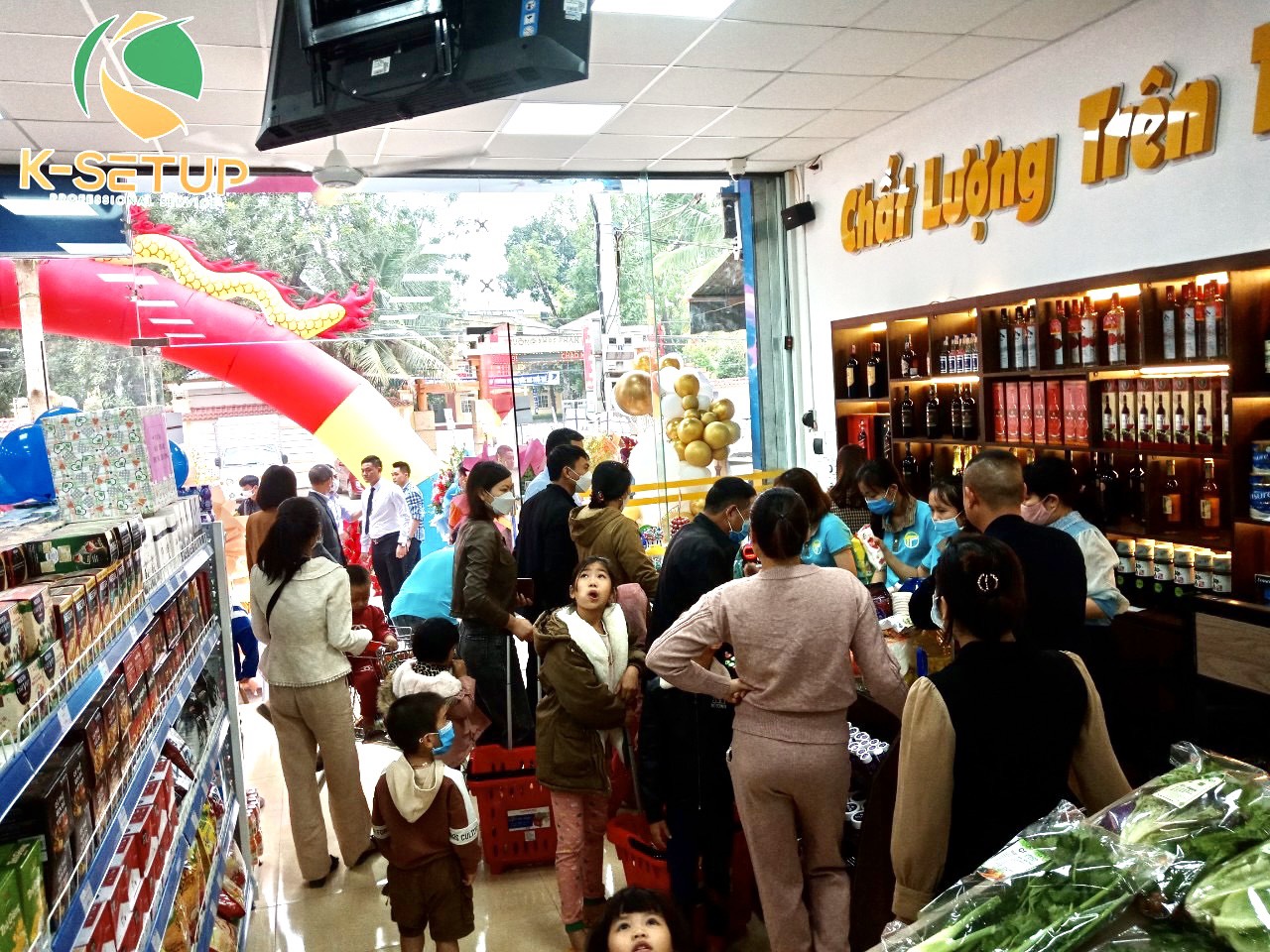 Rất đông khách hàng đến mua sắm tại siêu thị ngày khai trương.