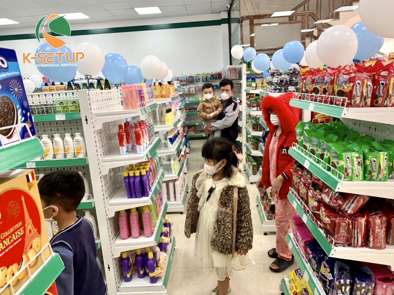 Không khí mua sắm tấp nập tại siêu thị Minh Đức.