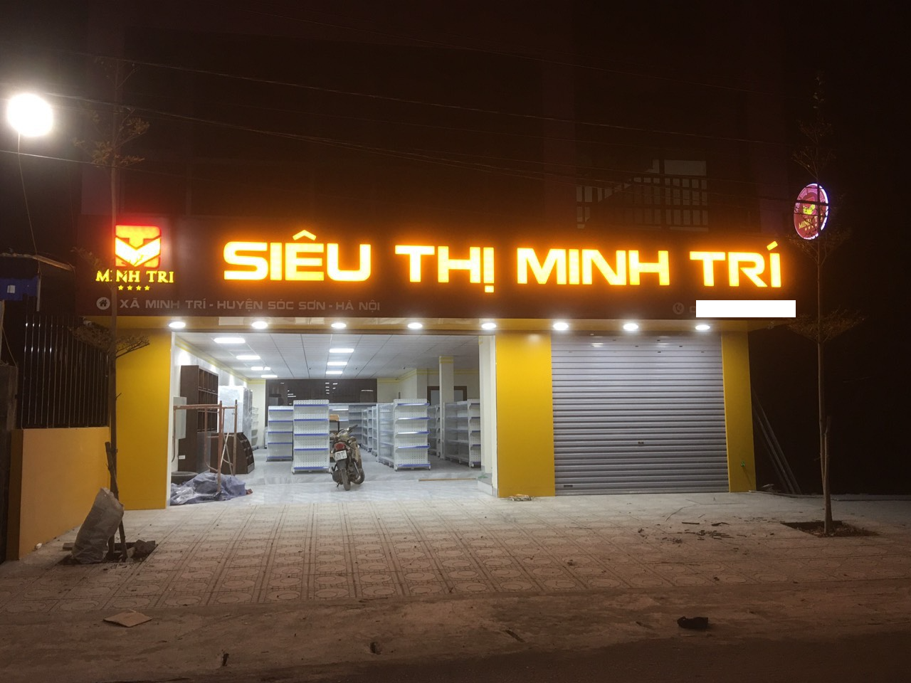 Biển hiệu siêu thị Minh Trí.