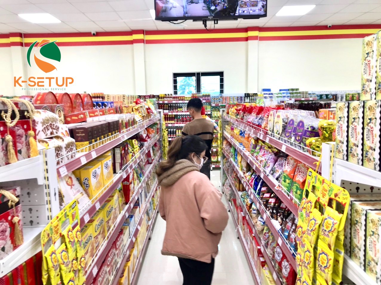 Khách hàng tham quan và mua sắm tại siêu thị.
