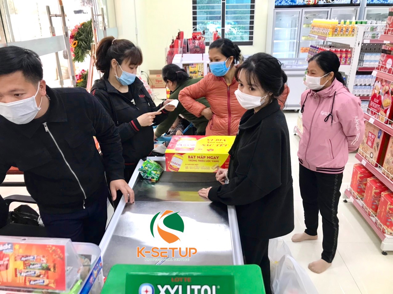 Khách hàng thanh toán đông đúc tại quầy thu ngân.